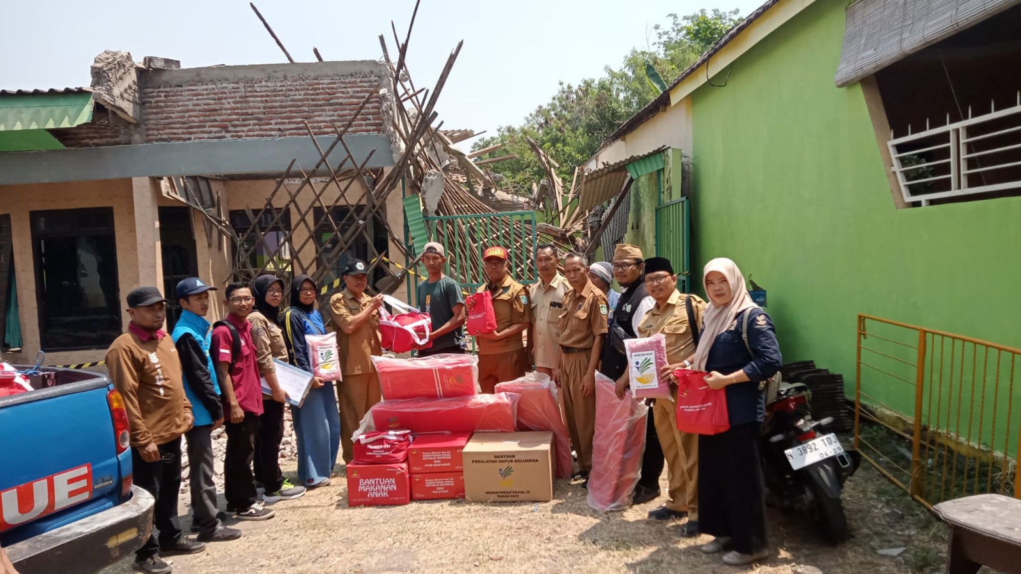 Rumah Ambruk Di Kecamatan Rembang Dinsos Bersama Tagana Distribusikan Bantuan