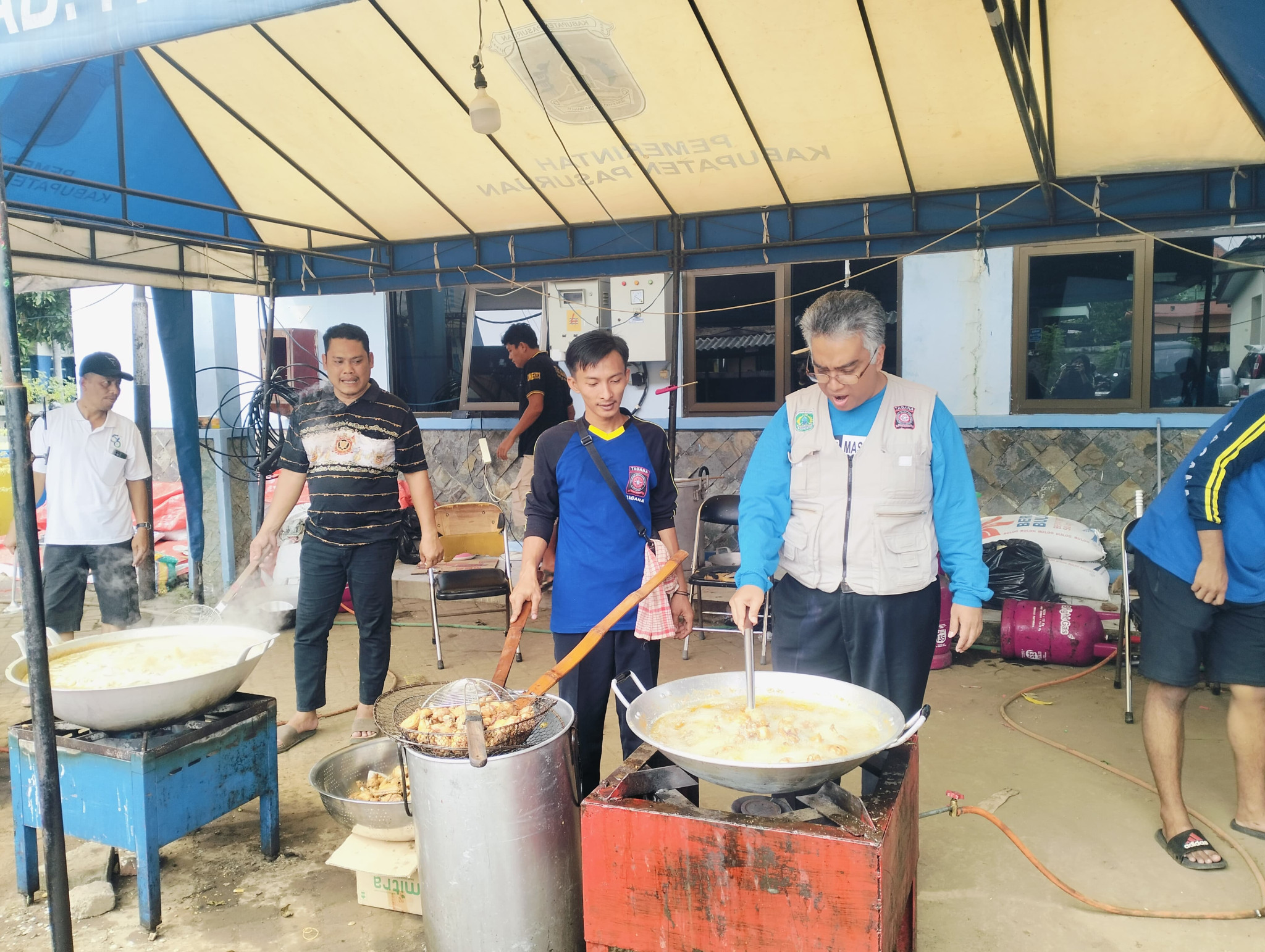 Ratusan Relawan Dinsos Terus Dikerahkan Bantu Warga Terdampak Bencana Hidrometrologi di Kabupaten Pasuruan